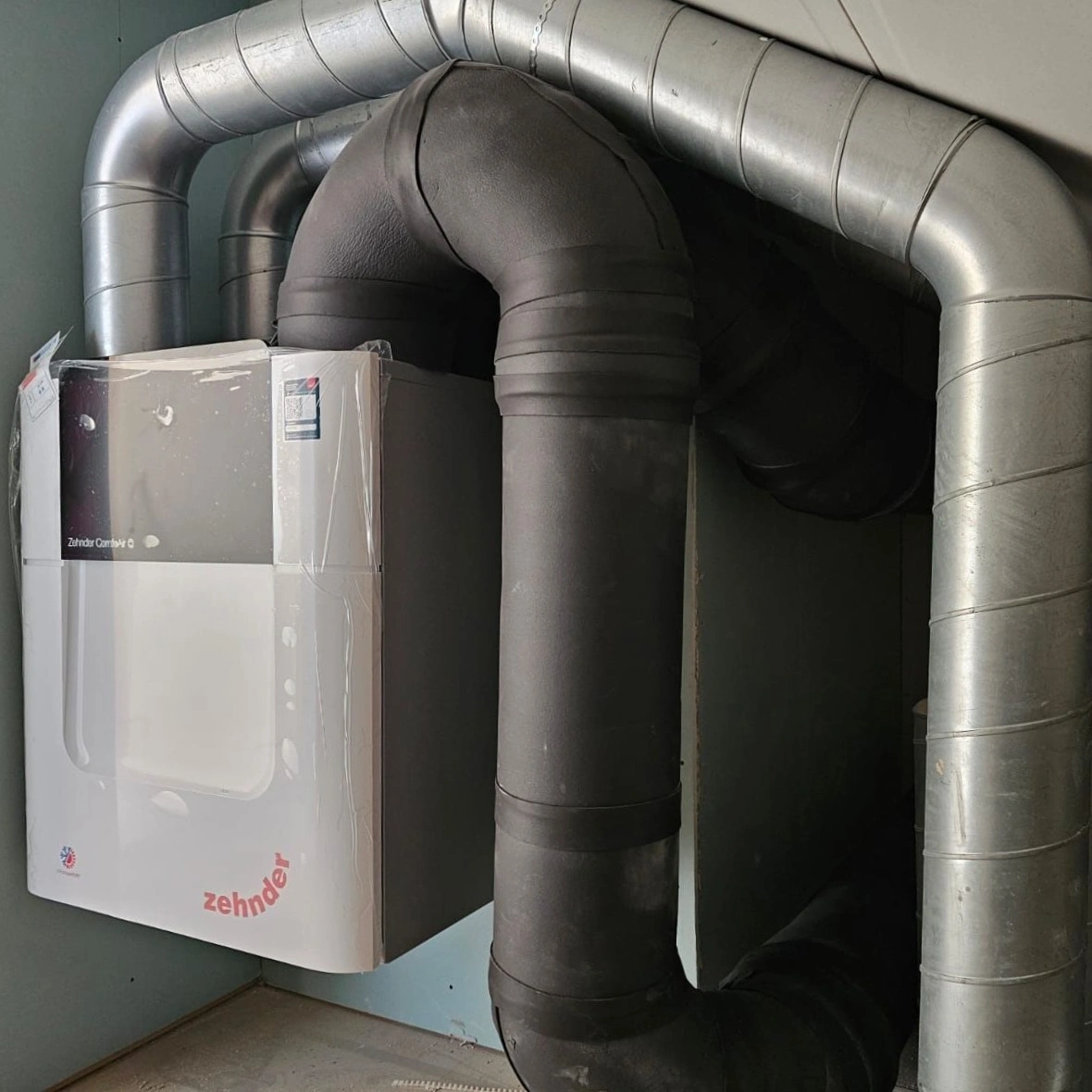 If you’ve ever noticed your windows dripping with condensation, battled black mould in the bathroom, or struggled with stuffy air in winter, you’re not alone. Modern British homes are warmer and more airtight than ever — but that comes at a hidden cost: poor ventilation. The solution? MVHR (Mechanical Ventilation with Heat Recovery). It’s not just a box with ducts. It’s a whole-home breathing system that keeps the air clean, the walls dry, and your heating bills under control.